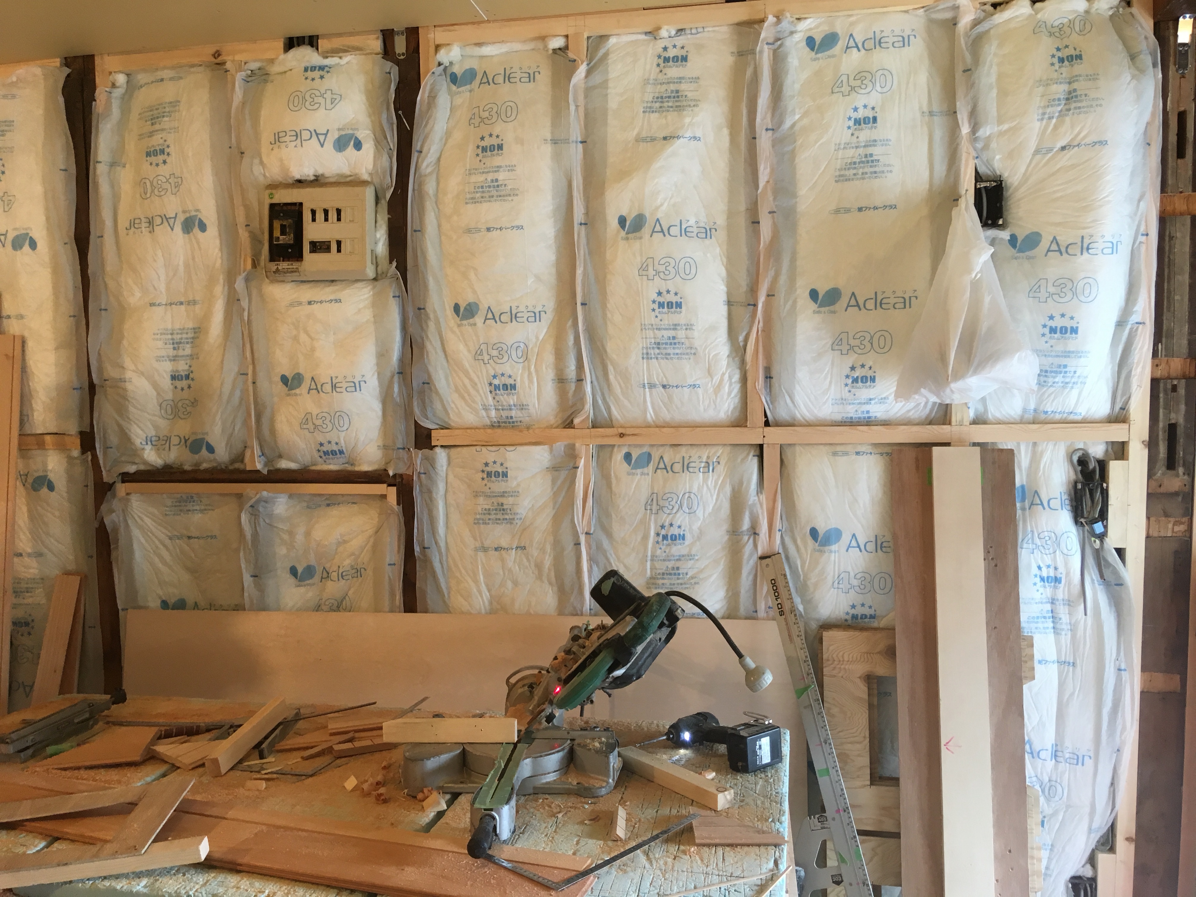 壁に断熱材を施工  ～高性能断熱材アクリア～