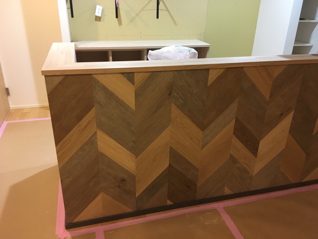 キッチン腰壁に木パネル施工　ヘリンボーン調だが施工は簡単