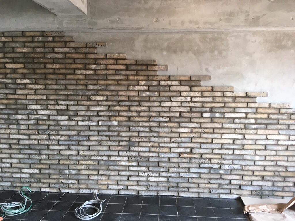 古風レンガ調のブリックタイルをランダムに傾斜貼りしました。