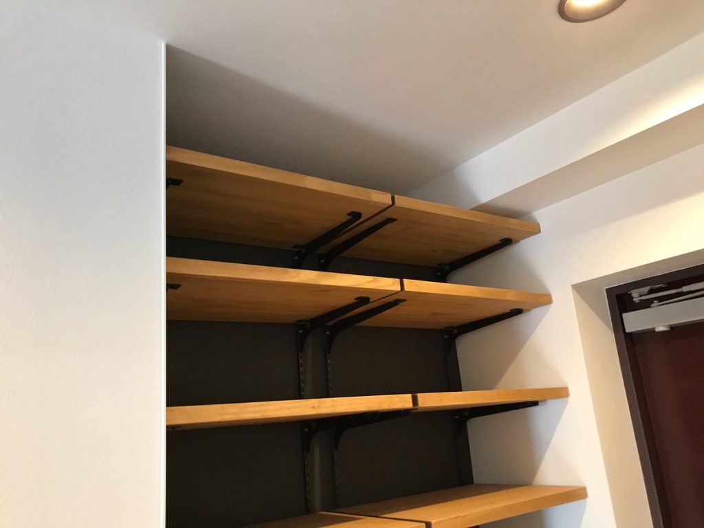 玄関収納スペースをオープン棚にすることで収納力をUP