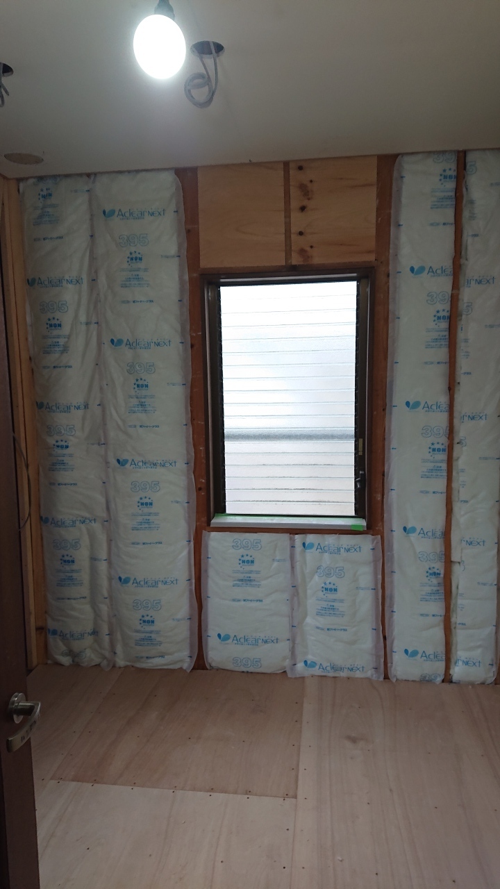 お家の断熱材には断熱性能の違いがあります。　②グラスウール（アクリア）施工編