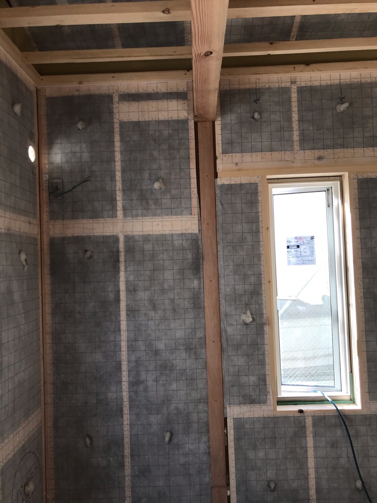 お家の断熱材には断熱性能の違いがあります。　①セルロース施工編