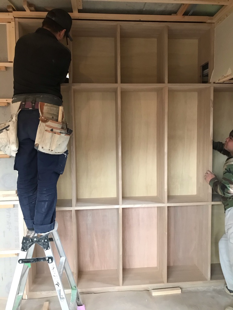 階段の架け替え　踏み板を延長し、格子と間接照明で演出