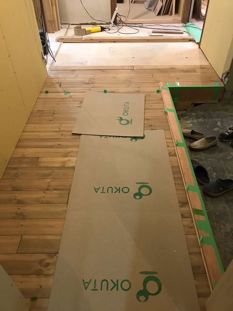 無垢フローリング貼り　パイン材