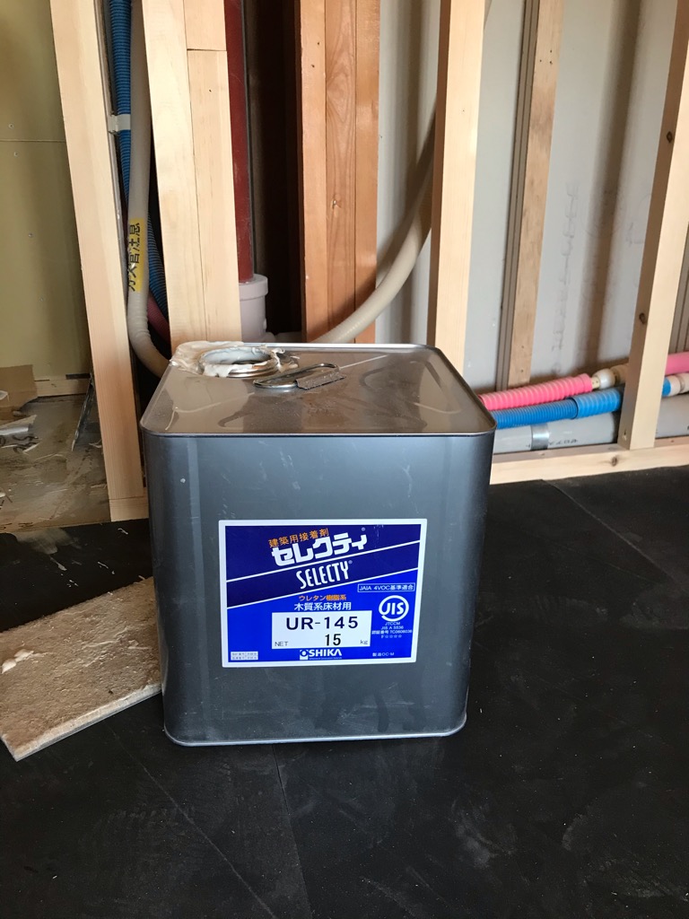 トイレ+内装工事　アクセントクロスで貼り分け