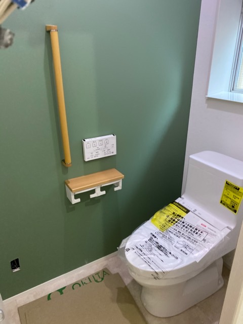 トイレ+内装工事　アクセントクロスで貼り分け