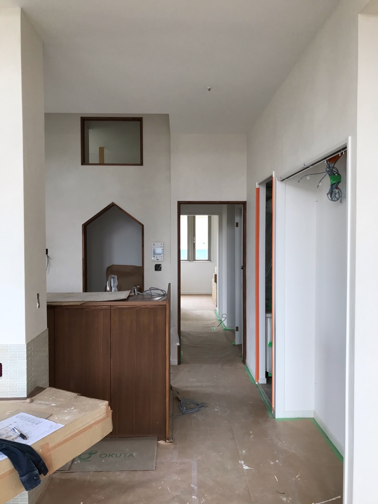 コロナ対策を取りながら現場も進行中　　珪藻土塗完了しました