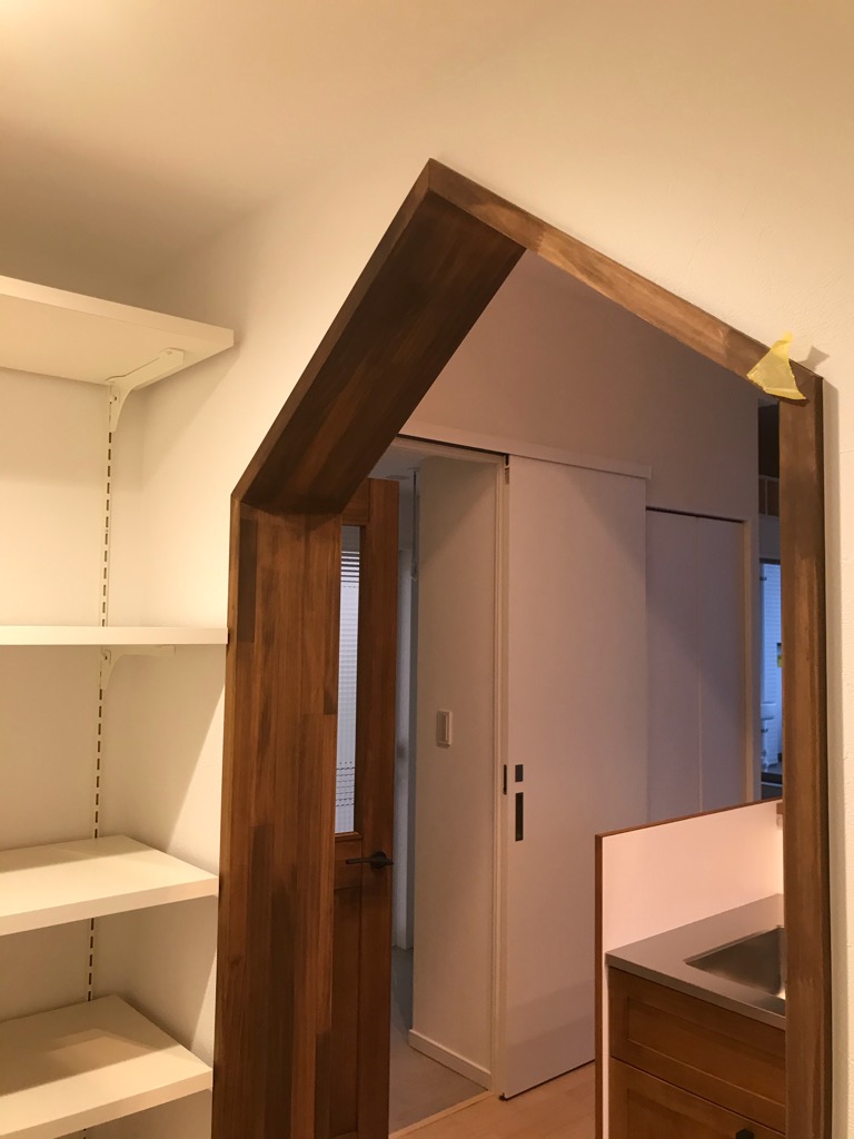 パントリースペースの内部の収納力+意外と使える充電スペース