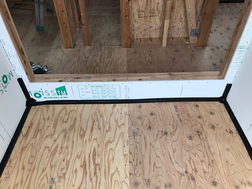 気密ラインを確認しながらテープで隙間を塞いでます。　気密工事中です。