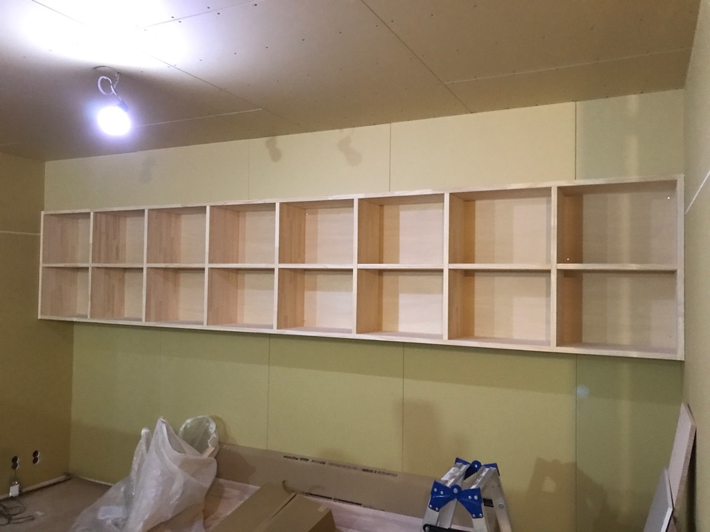 壁面の本棚収納造作しました　現場造作なので入れたいもののサイズに合わせてカスタマイズ可能