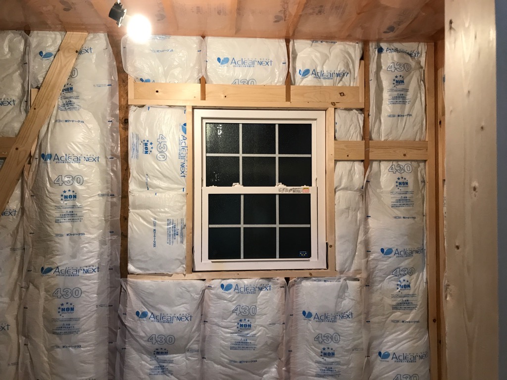 断熱材施工中　アクリアネクスト使用
