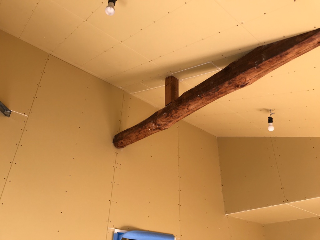 既存の構造梁を見せ高天井にリノベーション