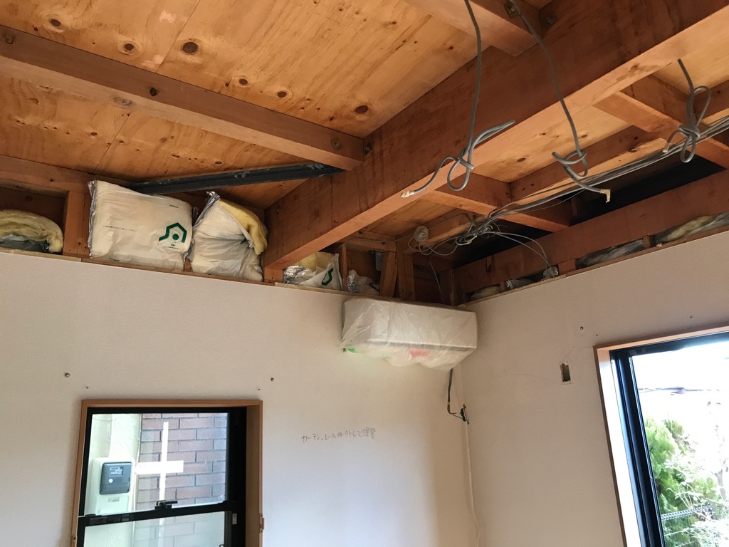 木造住宅の改装　既存の梁を見せることで空間が広がります。