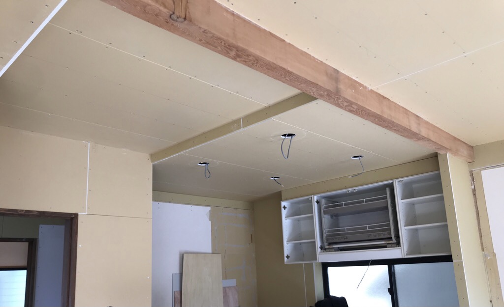 木造住宅の改装　既存の梁を見せることで空間が広がります。②