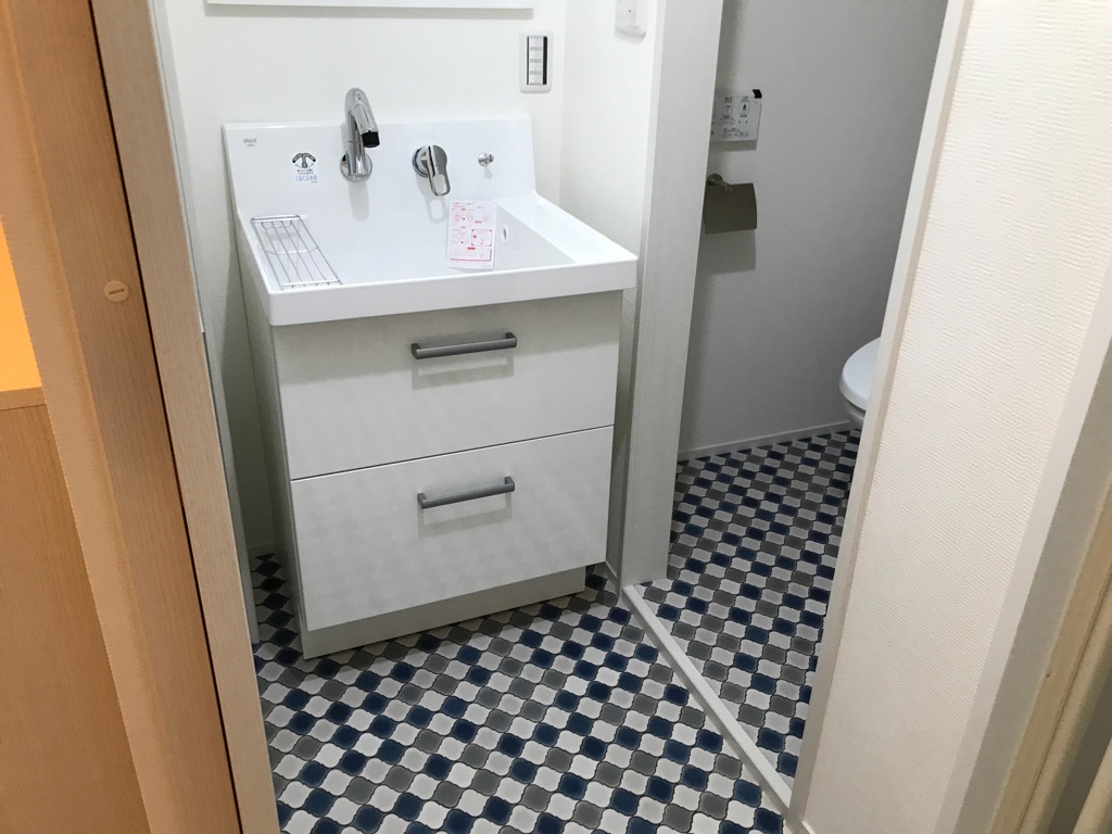 トイレ、洗面所の床をモロッコタイル風に　