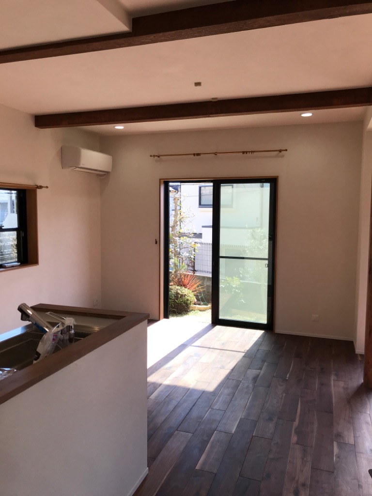 天井高さを上げて構造梁がアクセントに