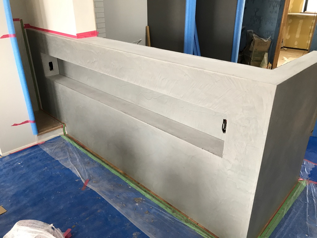 モールテックス施工　対面キッチンの腰壁に採用