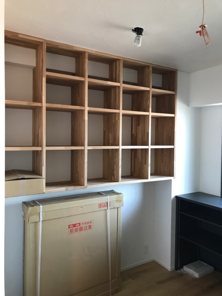 造作壁面収納　床から浮いた見え方と部屋のクロスと合わせることで一体感が出ました