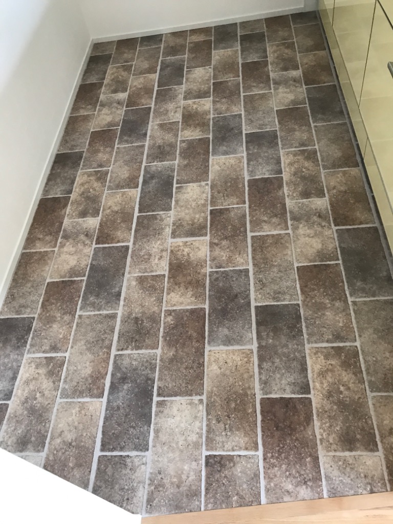 【IS-948】ｴｲｼﾞﾄﾞｽﾄｰﾝをキッチン床に施工　水周り床にフロアタイルは最適です