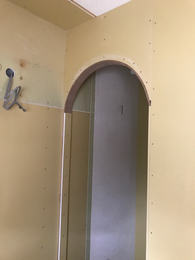 R下がり壁の造作　建具を使わず空間を分けました