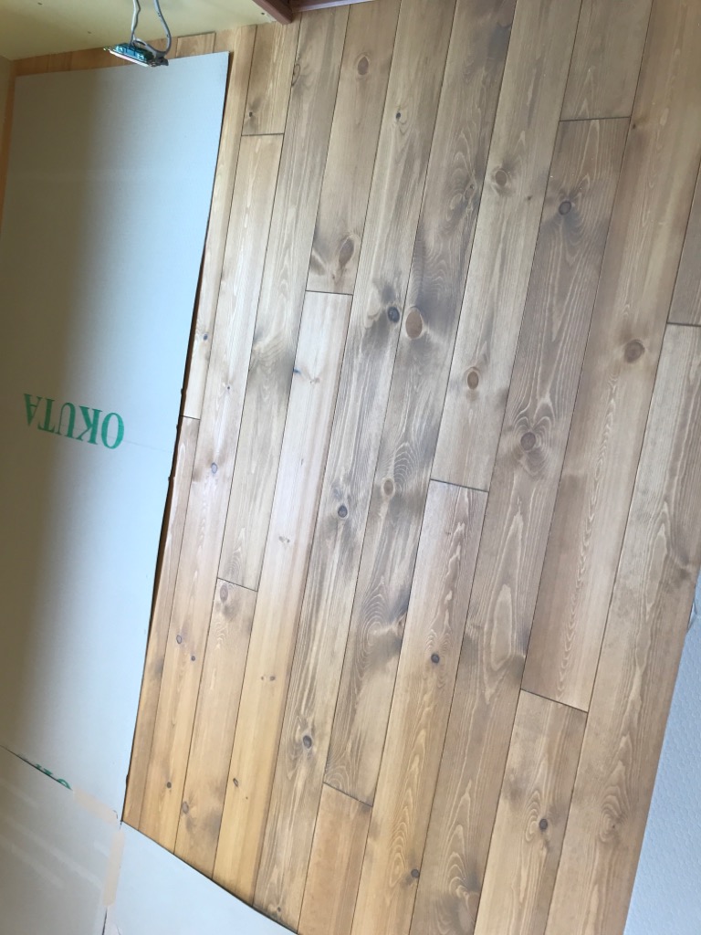 パイン床材施工　ナチュラルオーク塗装