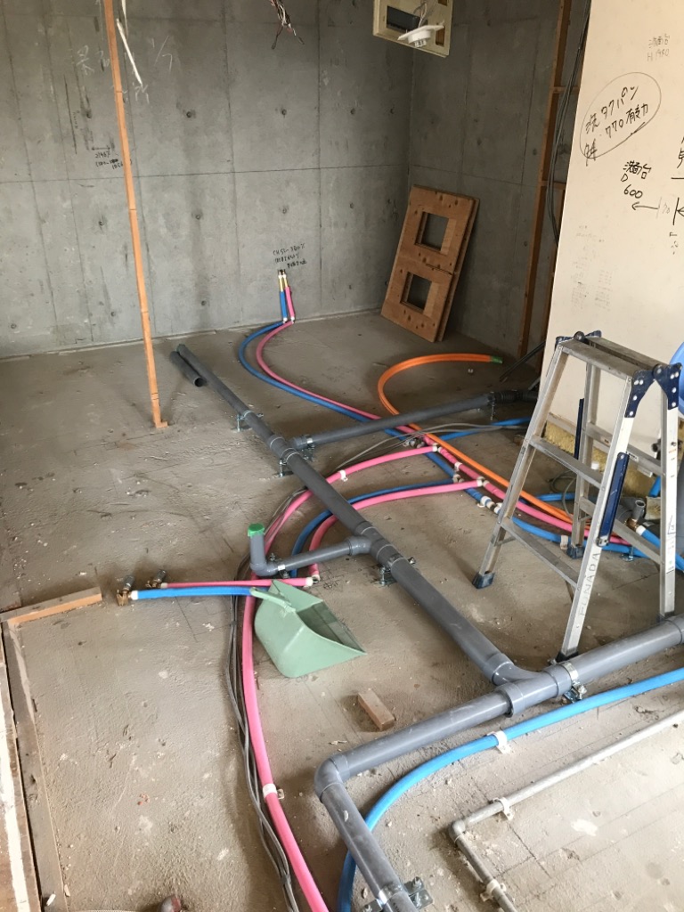 給水、給湯管の更新　大規模に床を開口した際は更新のチャンスです