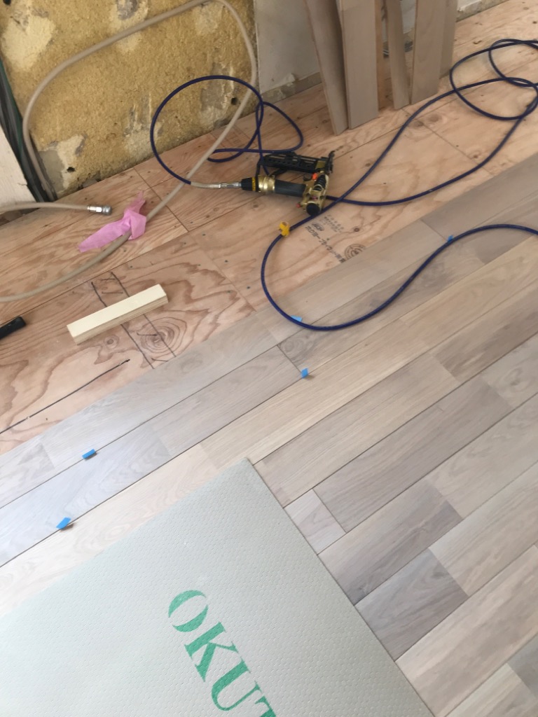 フローリング工事中　オーク材　アンティークベージュ塗装仕上げ
