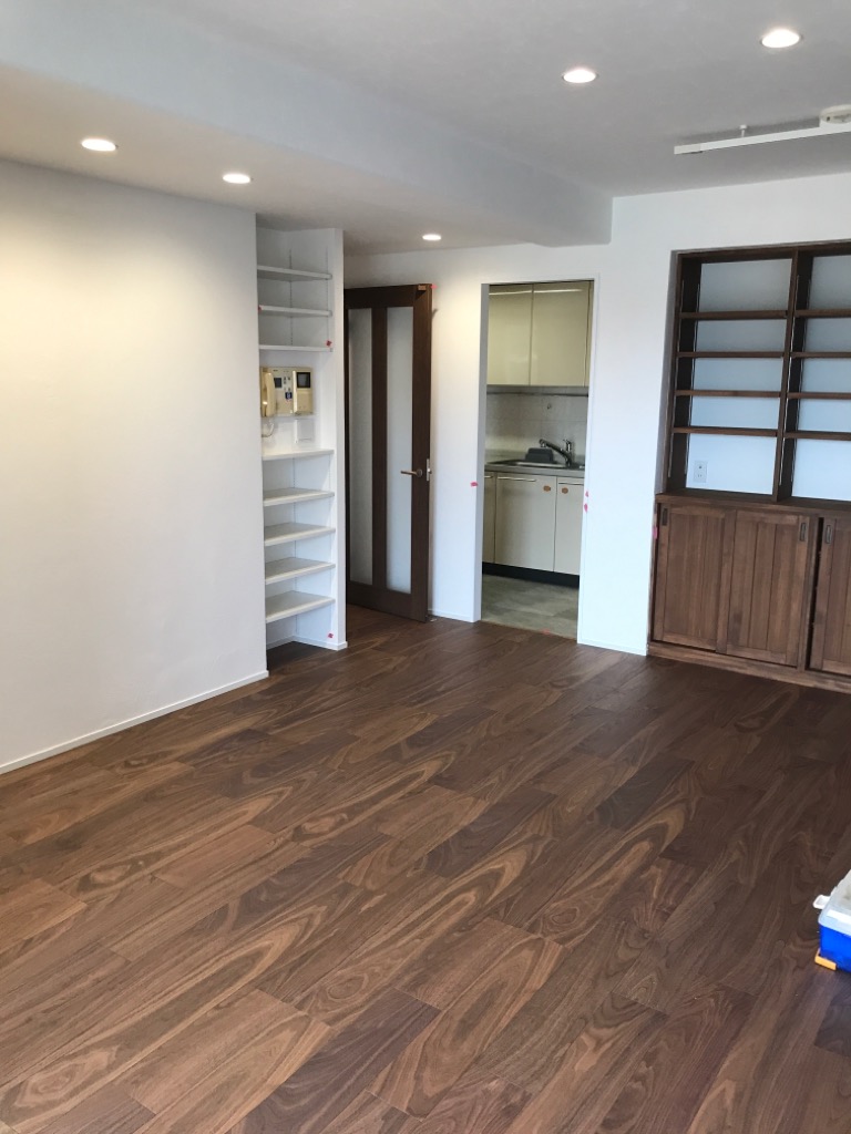 壁は漆喰、床はイクタ　銘木フロア（床暖房対応）で仕上がりました。