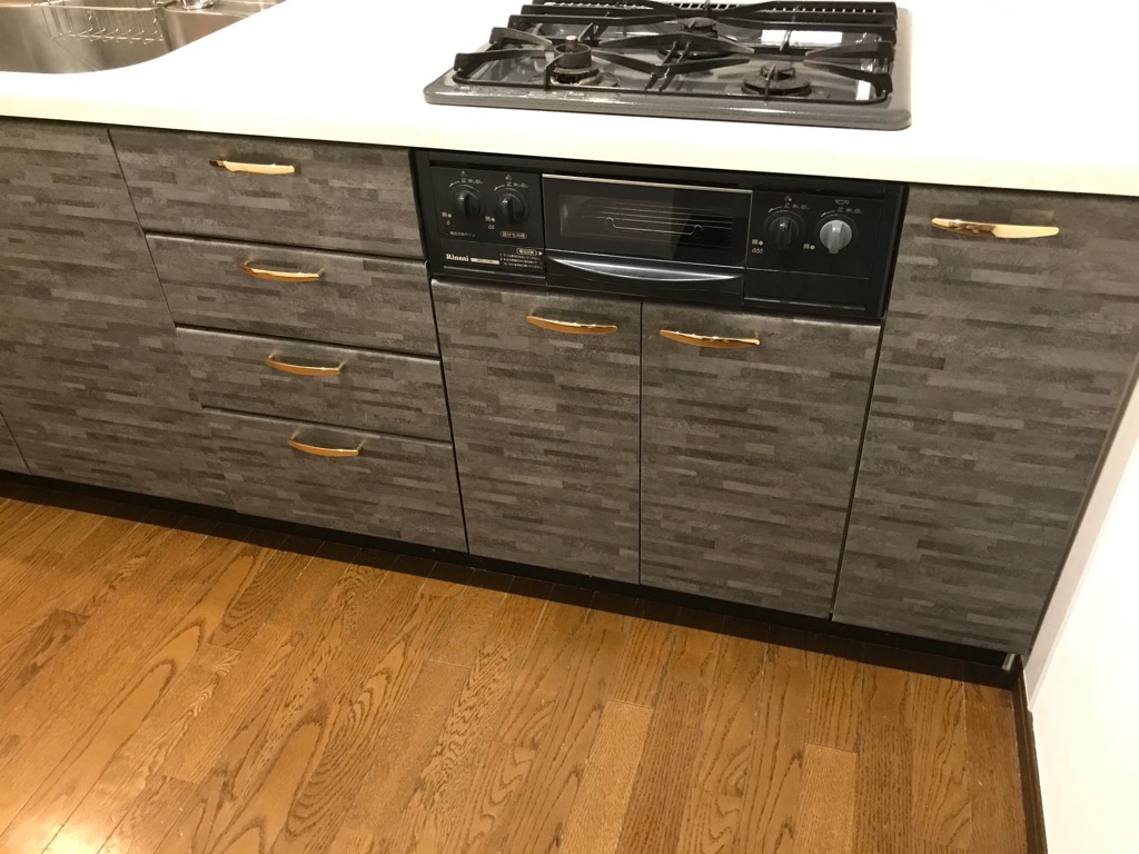 キッチンは交換しないでシート貼りで大変身！！ダイノックシート貼り施工例
