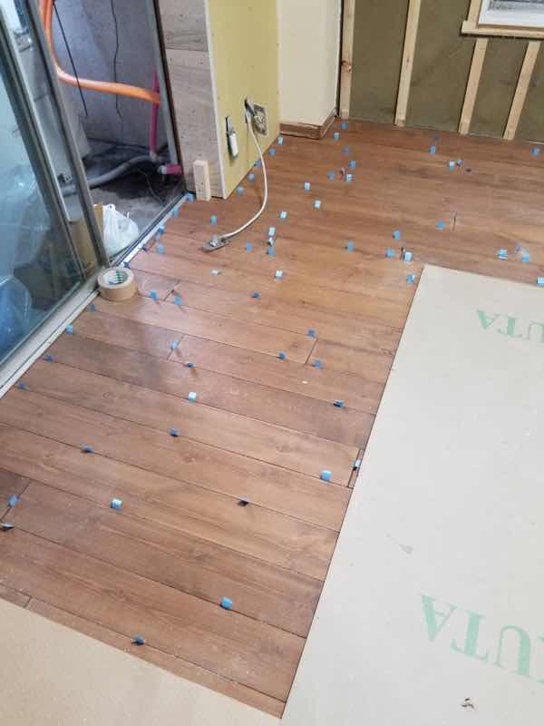 パイン無垢フローリング　ミディアムブラウン塗装を施工中