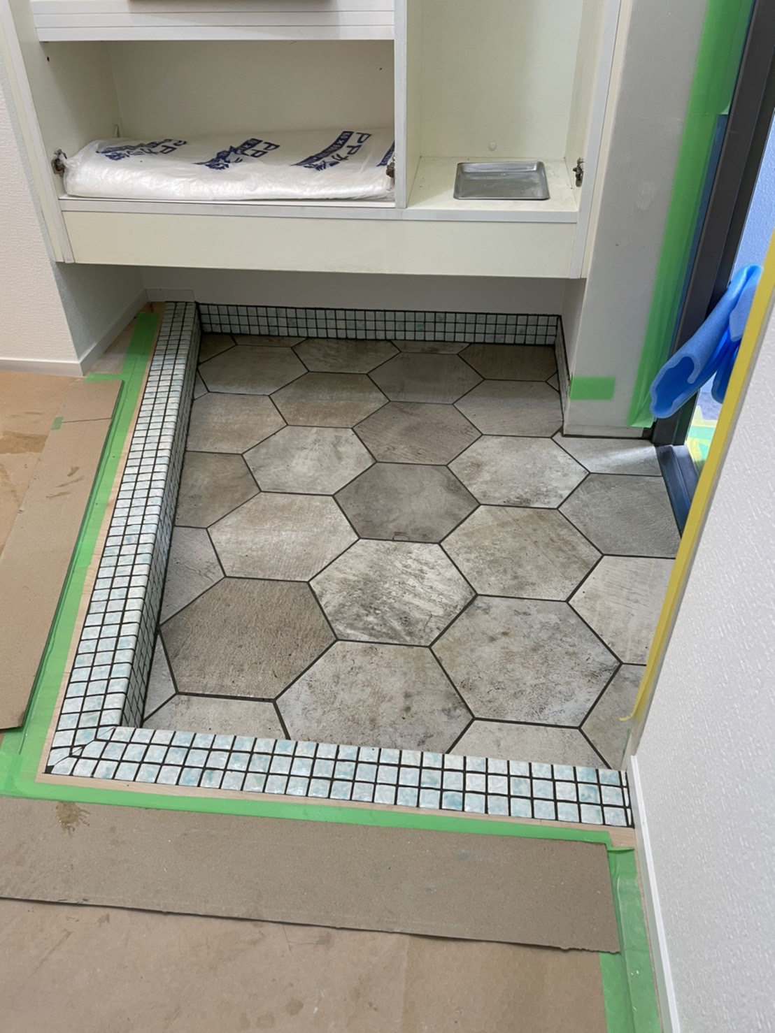 玄関タイルのリノベーション　　壁を無くし玄関拡張　QS-LXR+BEA-9の組みあわせ