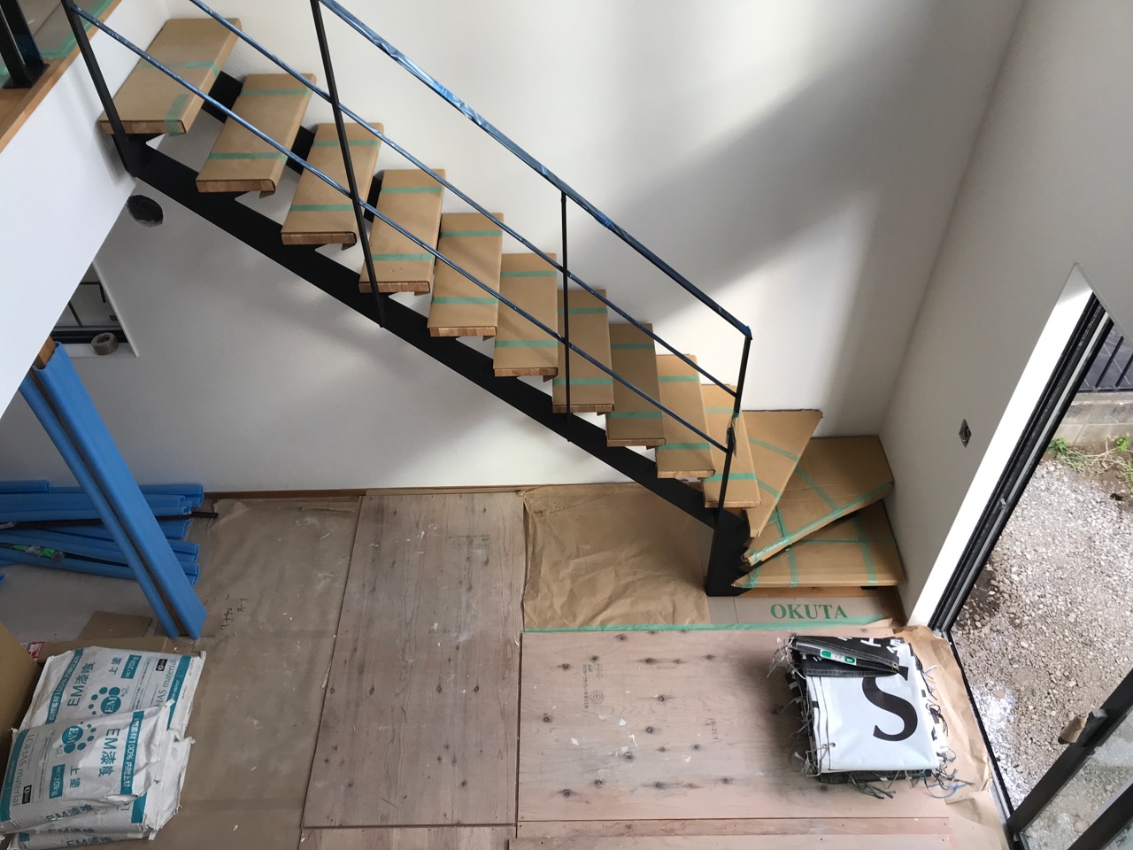 吹き抜け部に鉄骨階段設置　カツデンアーキテック社製