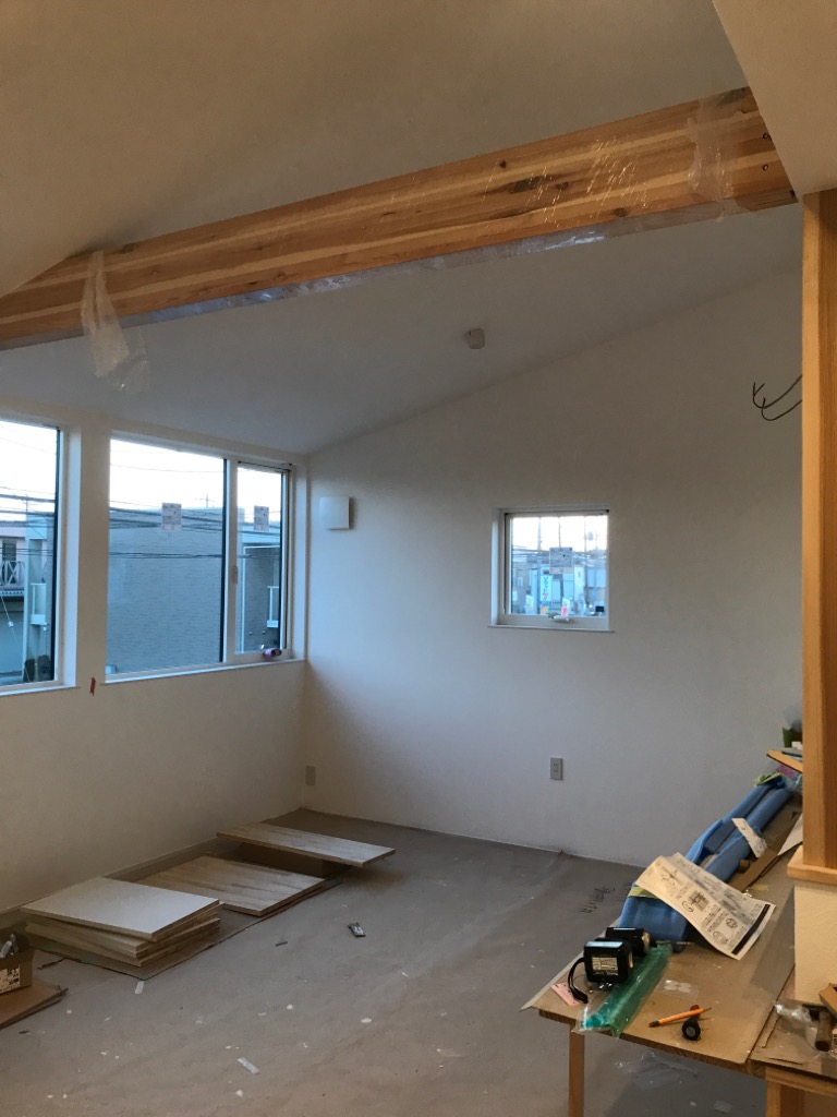 リクシル　タイル　ロンバスの2色をアクセント面に貼りました。