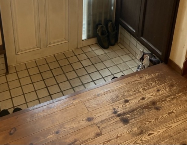 R形状の框で印象が変わる、玄関リフォーム