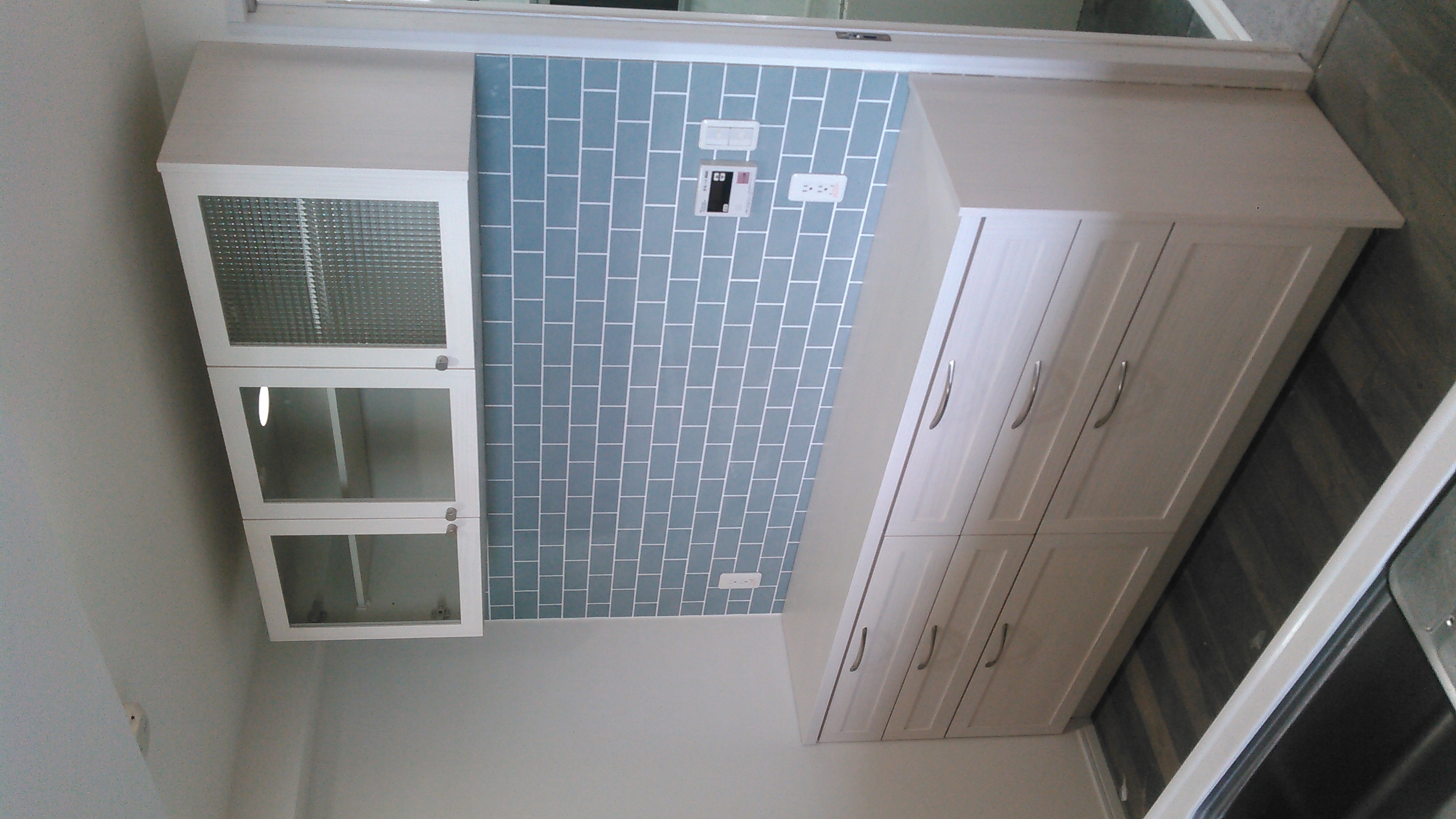 キッチンカップボードとタイル