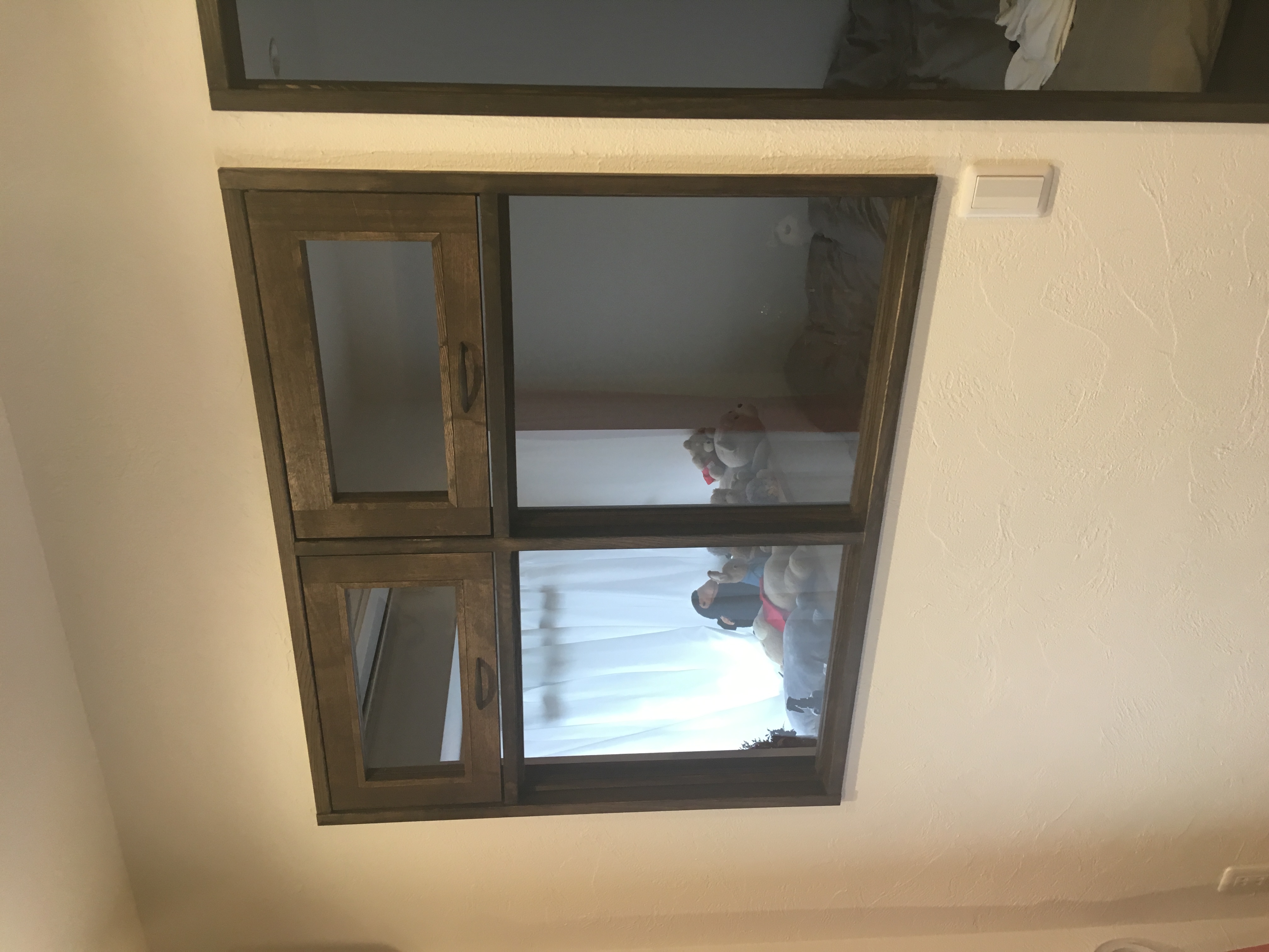 繋がりを感じる空間　『造作木窓　横辷り出し窓』