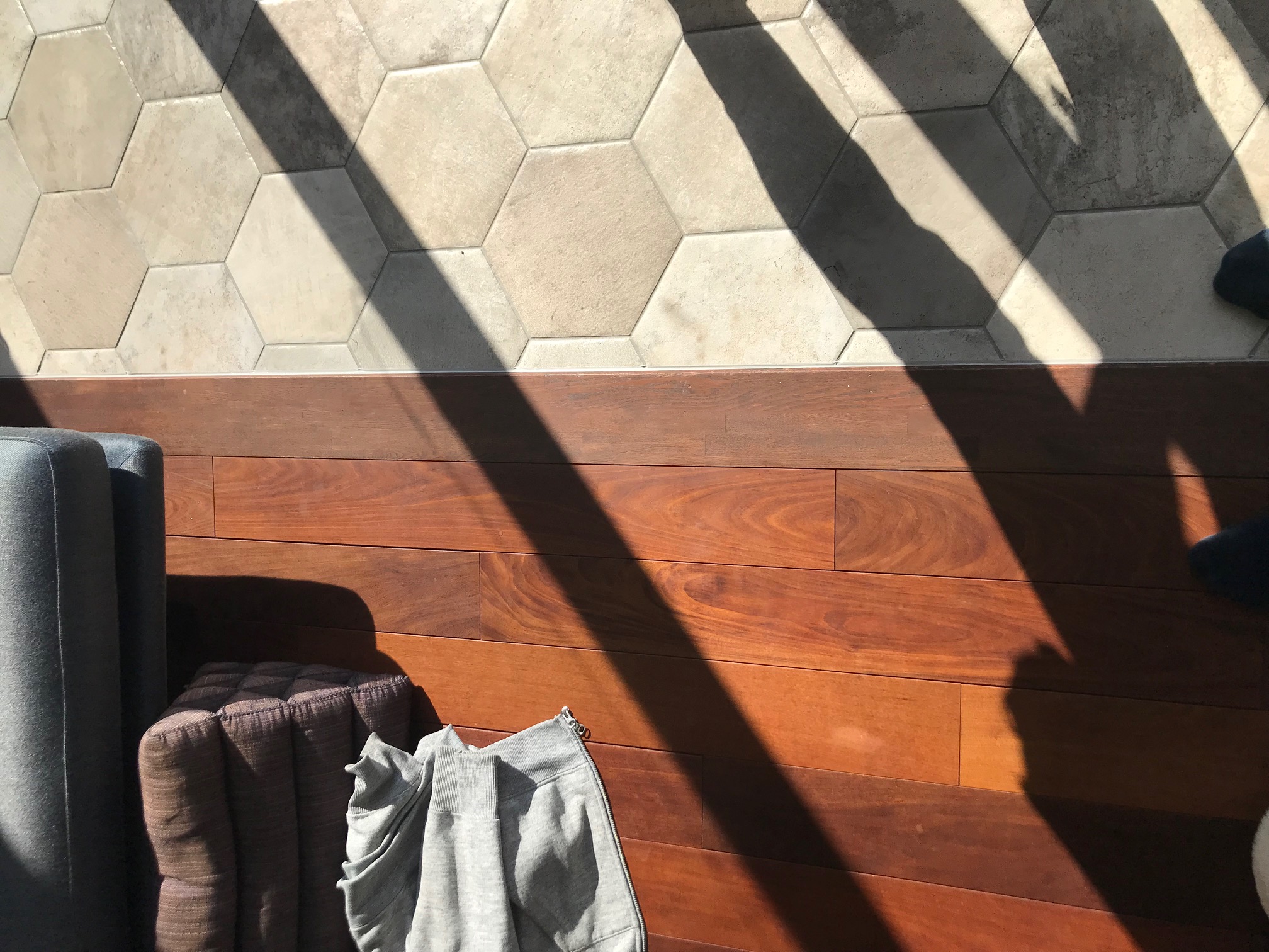 異質材のセンス　『～タイルと木材のコントラスト編』　