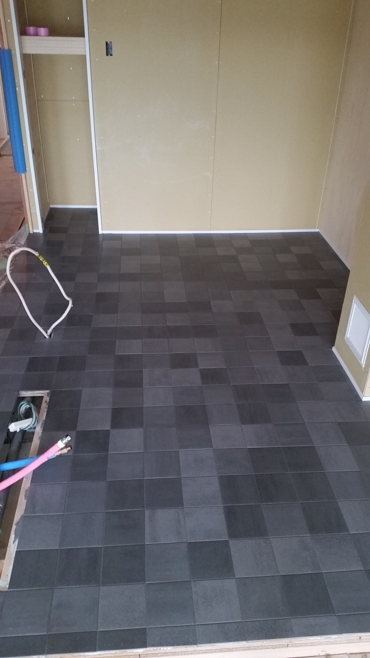 ２種類の色なのにたくさんの色に見えるタイル