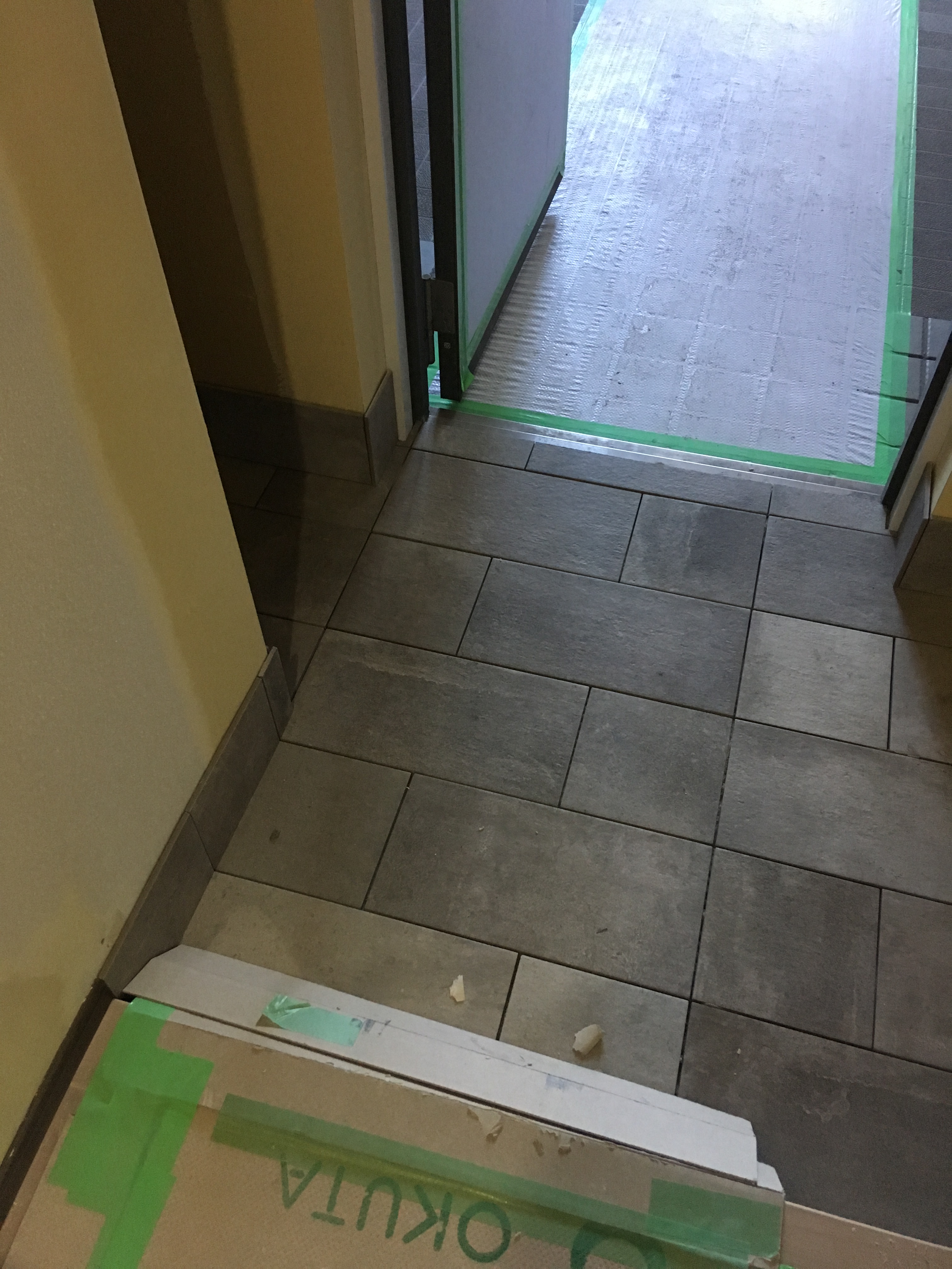 リビングにアクセントタイルでオリジナルの空間に。。。