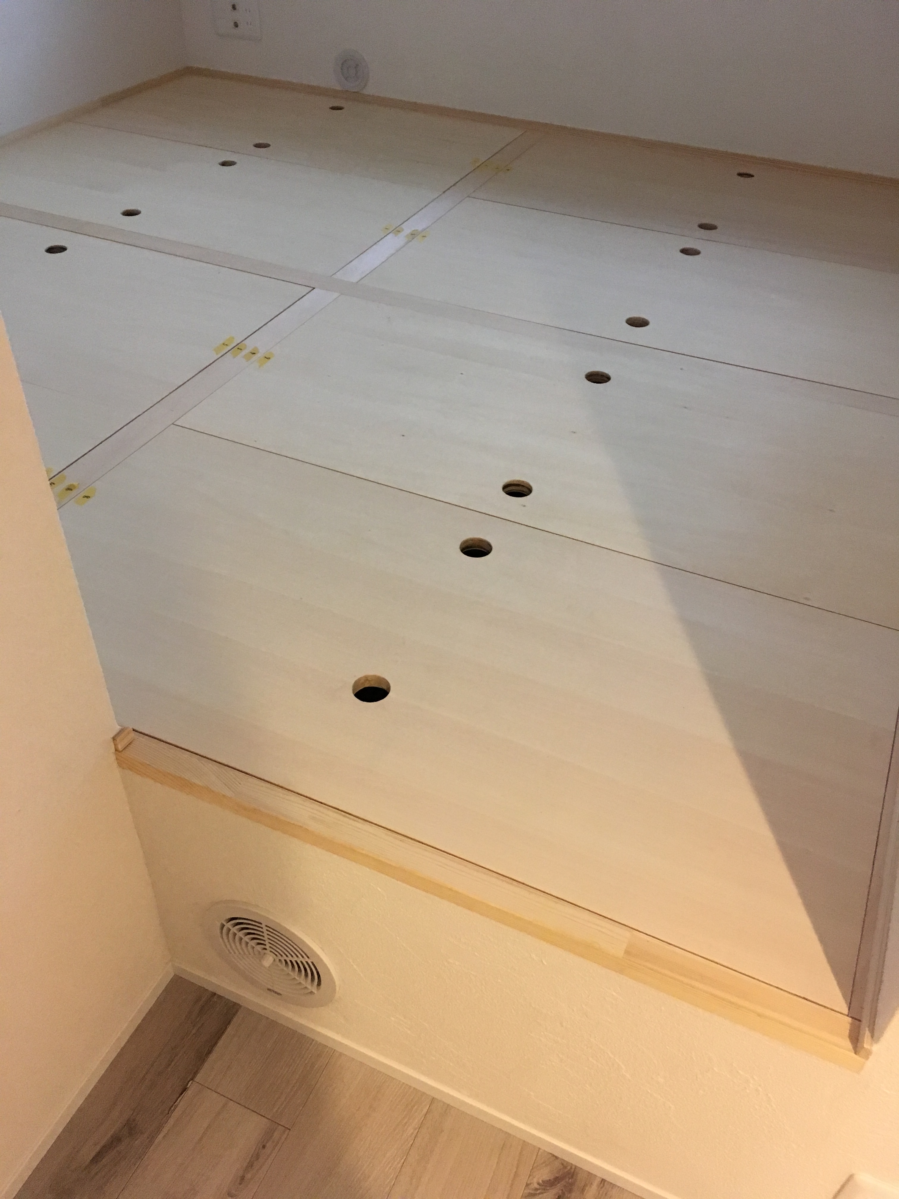 ダイニングの椅子を収納もできる家具に・・・