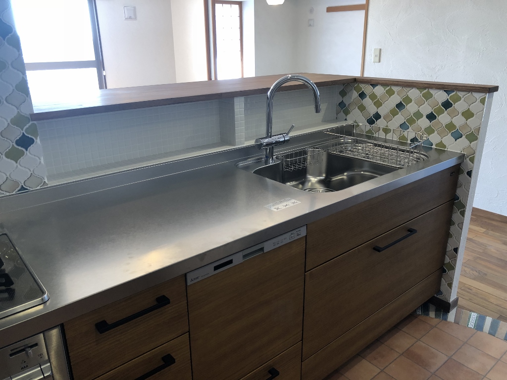 対面キッチンとコラベルタイルとニッチ造作