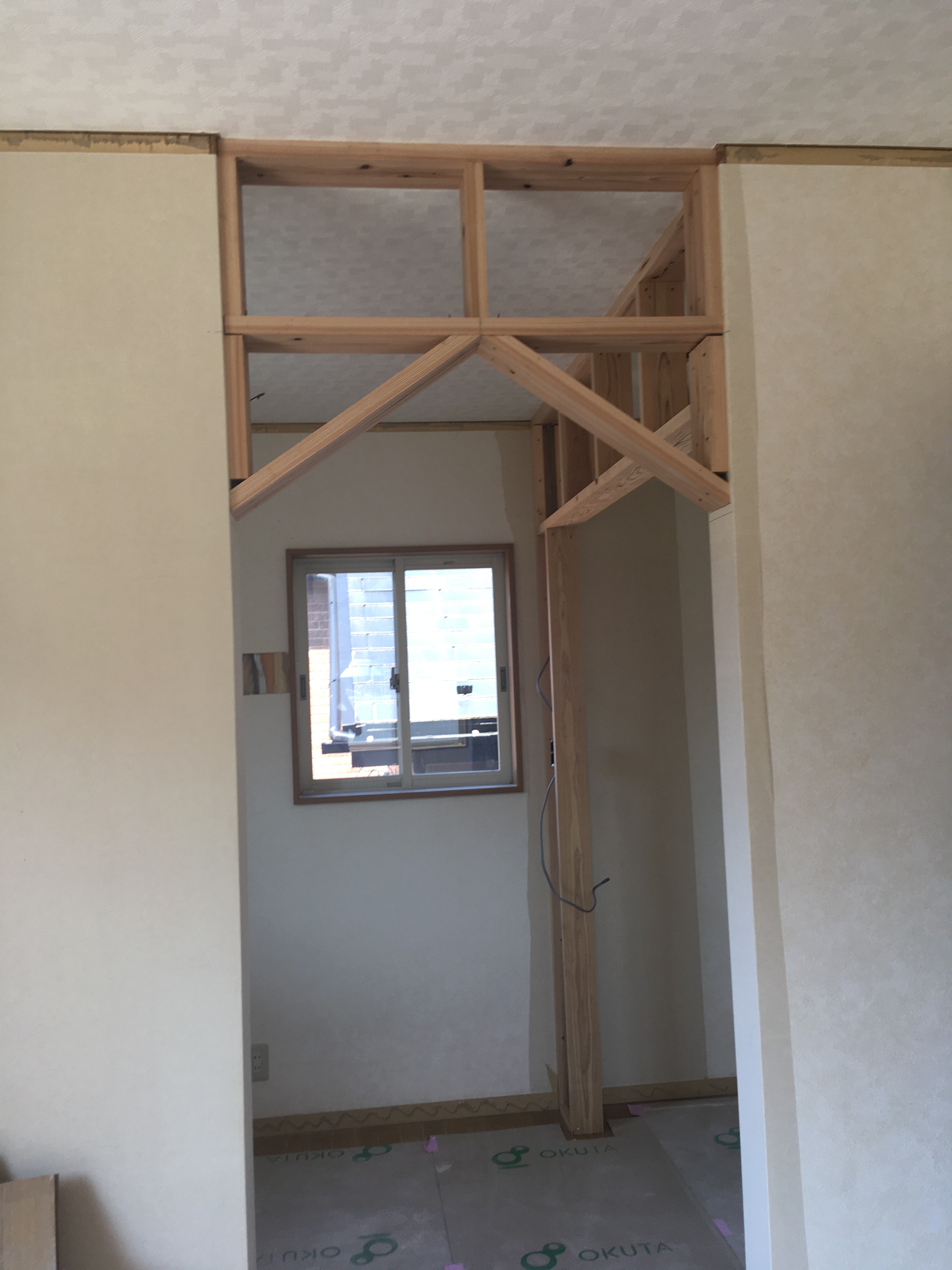 部屋の中の三角入り口