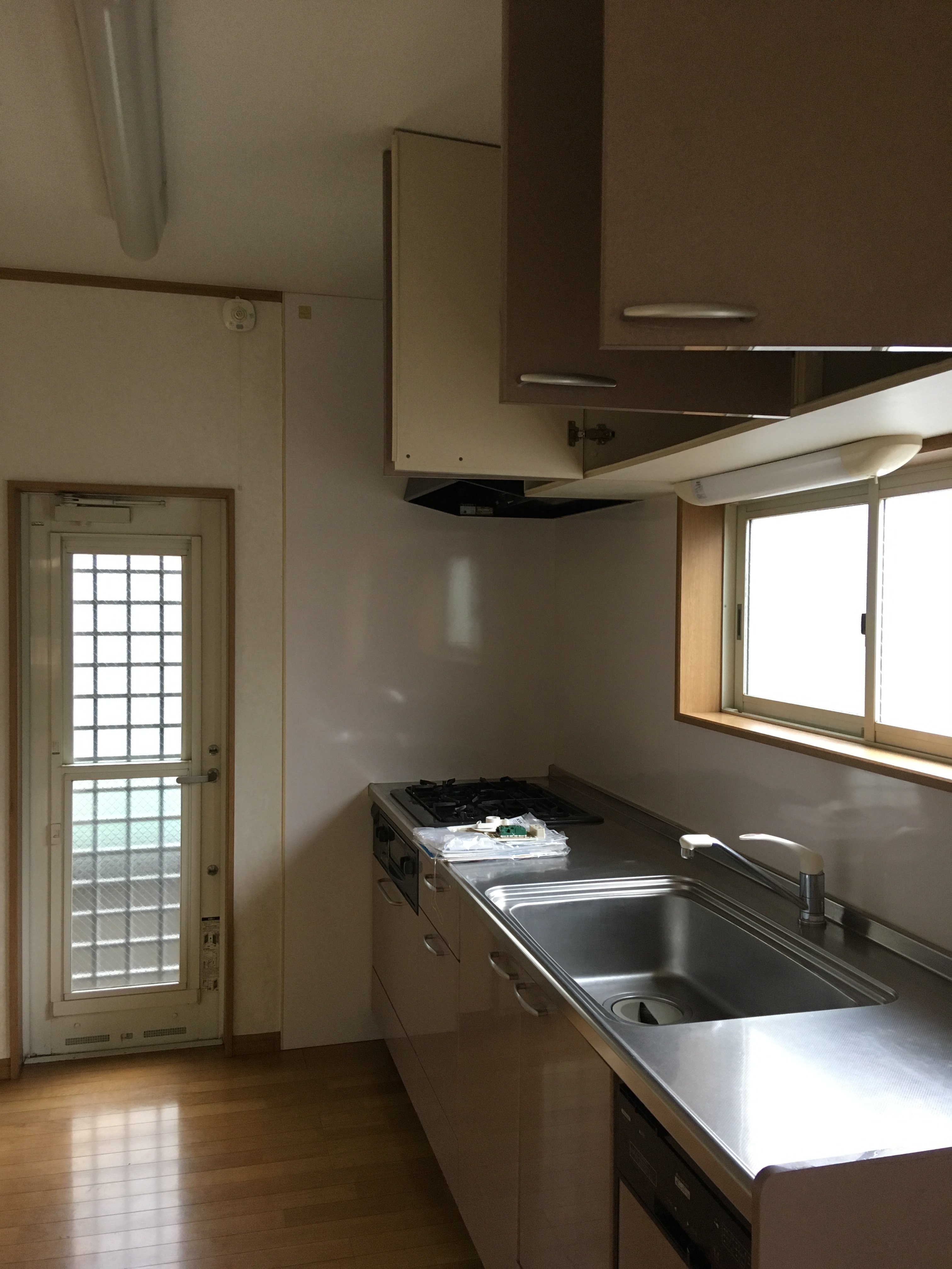 カラフルタイルに白のキッチン♪