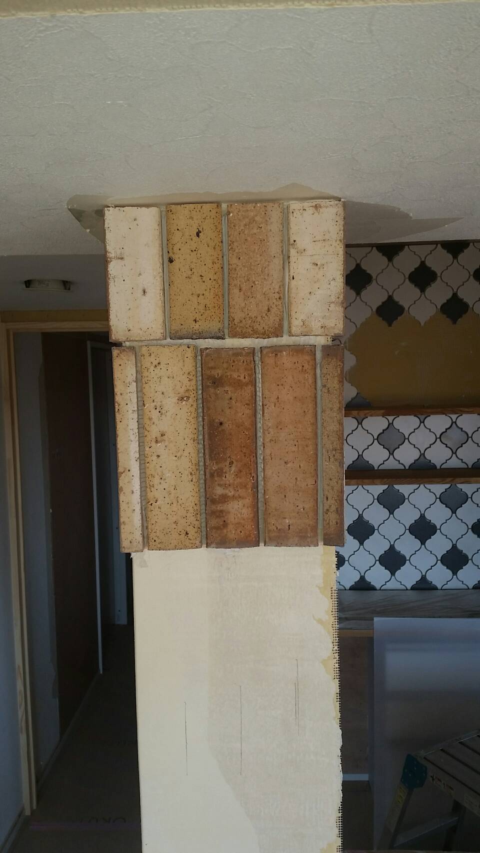 キッチンの柱型はタイルに変身♪