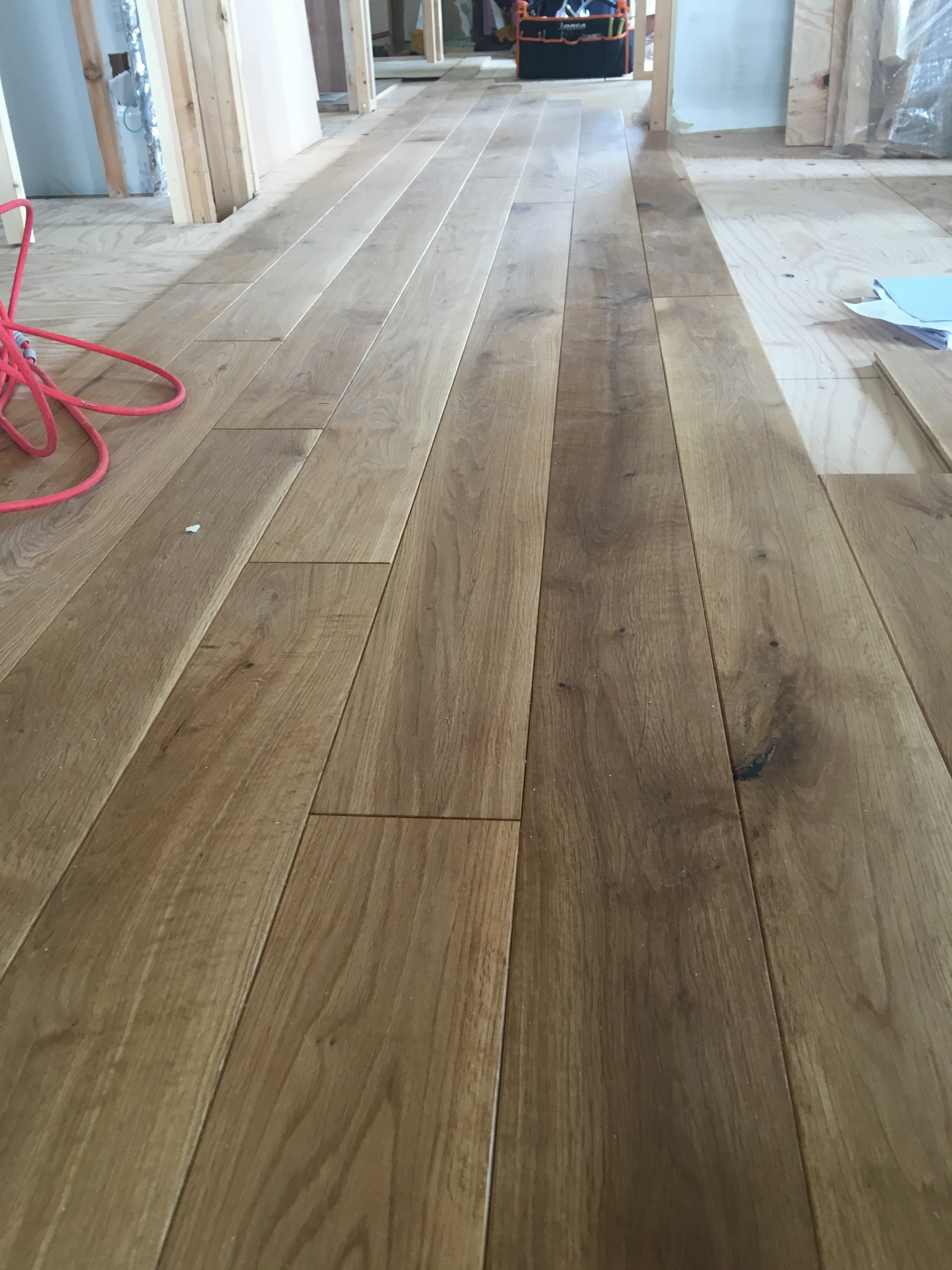 フローリング施工中のレア写真♪