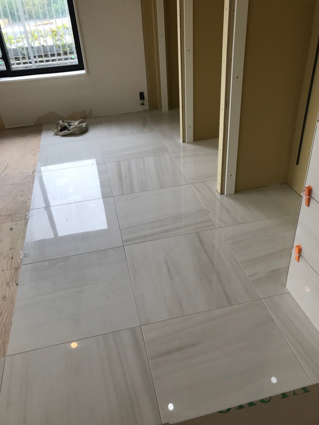 名古屋モザイク　ビアンコマルモ　〜マンション床仕上げ〜