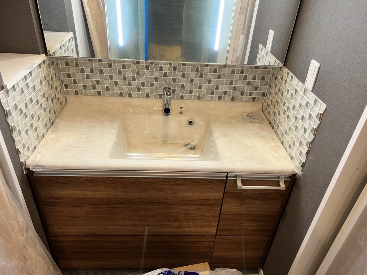 洗面所立ち上がりタイル施工♪