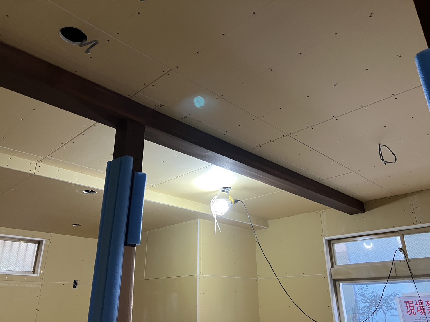 飾り棚の見せ筋交