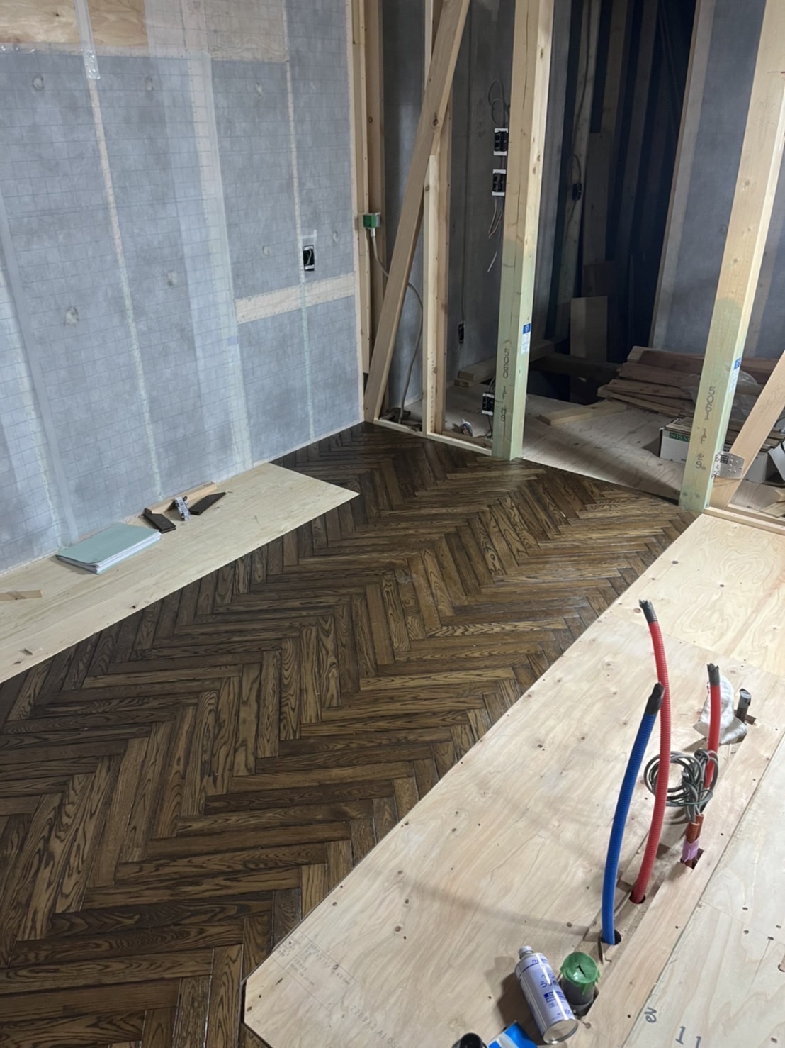 ヘリンボーンな床。