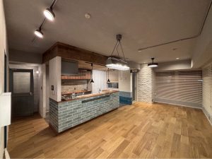 板張り天井が特徴のカフェ風リビング空間